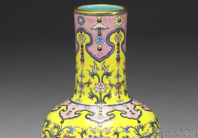 图片[2]-Mallet-shape vase in yang-ts’ai enamels with painted pattern of flower brocade on yellow ground 1742 (Ch’ien-lung reign)-China Archive